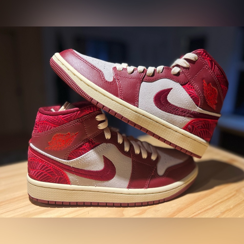 New DS-Jordan 1 Mid SE Tiki Leaf Team Red DZ2820-601 Womens